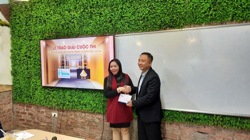 &Ocirc;ng Nguyễn Mạnh Huy - Trưởng ban tổ chức cuộc thi trao giải nhất cho th&agrave;nh vi&ecirc;n Ngọc Anh.