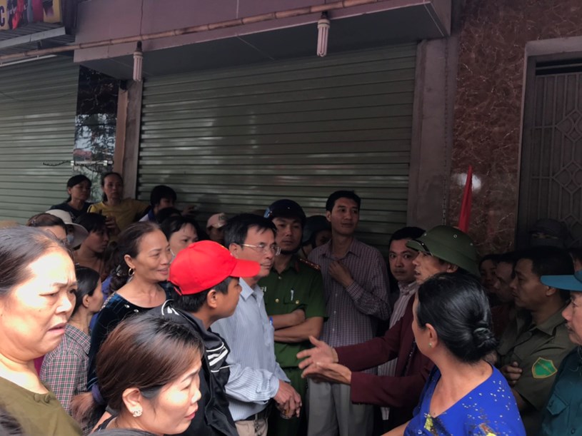 Người dân vây quanh vị Phó Chủ Tịch trong nhiều giờ đồng hồ yêu cầu trả lại đường dân sinh cho người dân.
