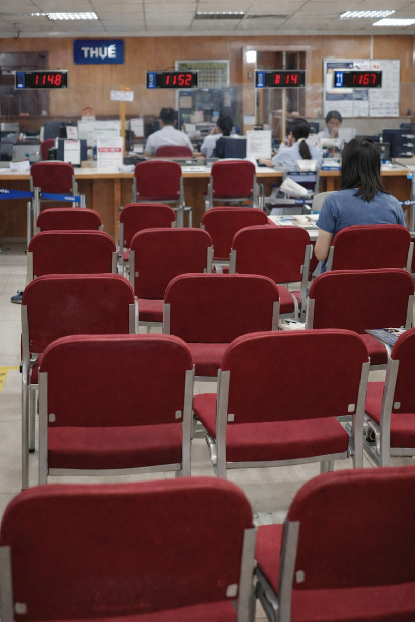 Ra cơ quan thuế nhìn ghế trống mới hiểu thị trường BĐS đang ở đâu  - Ảnh 1