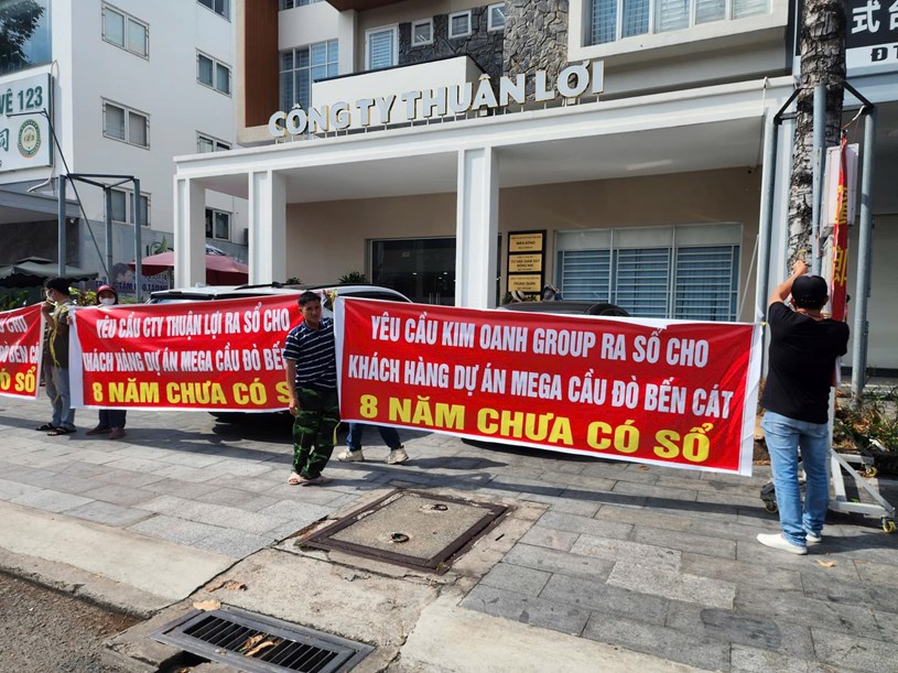 Kh&#225;ch h&#224;ng của Kim Oanh Group khổ sở đội nắng đ&#242;i quyền lợi sau 8 năm chưa c&#243; sổ đỏ   - Ảnh 1