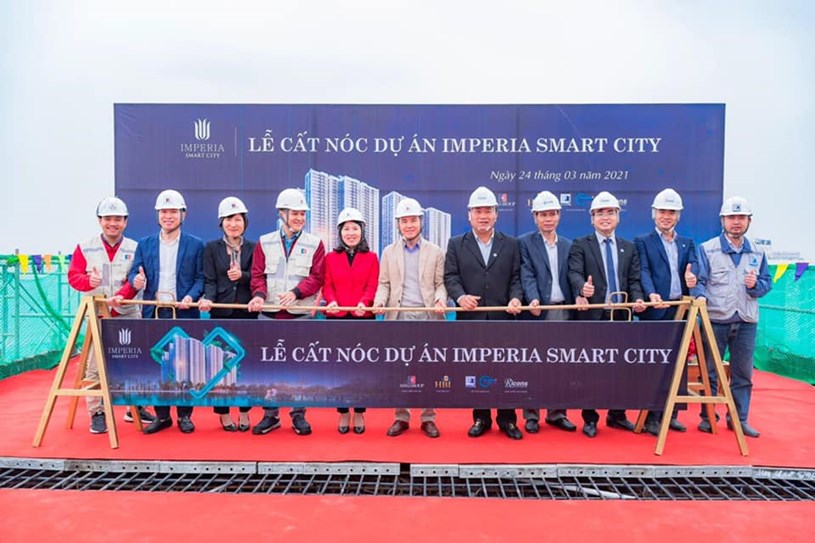 Đại diện Ban L&atilde;nh đạo MIKGroup c&ugrave;ng chủ đầu tư v&agrave; nh&agrave; thầu thi c&ocirc;ng Ricons thực hiện nghi thức cất n&oacute;c dự &aacute;n Imperia Smart City.