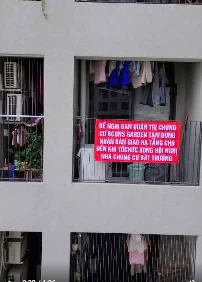 Cư d&acirc;n treo băng r&ocirc;n đỏ rực