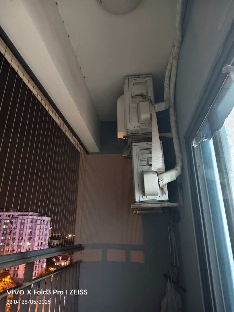4. Thiết kế chỗ để điều ho&agrave; bị b&iacute;. Gi&oacute; n&oacute;ng luẩn cuẩn, điều ho&agrave; ăn điện gấp đ&ocirc;i&nbsp;