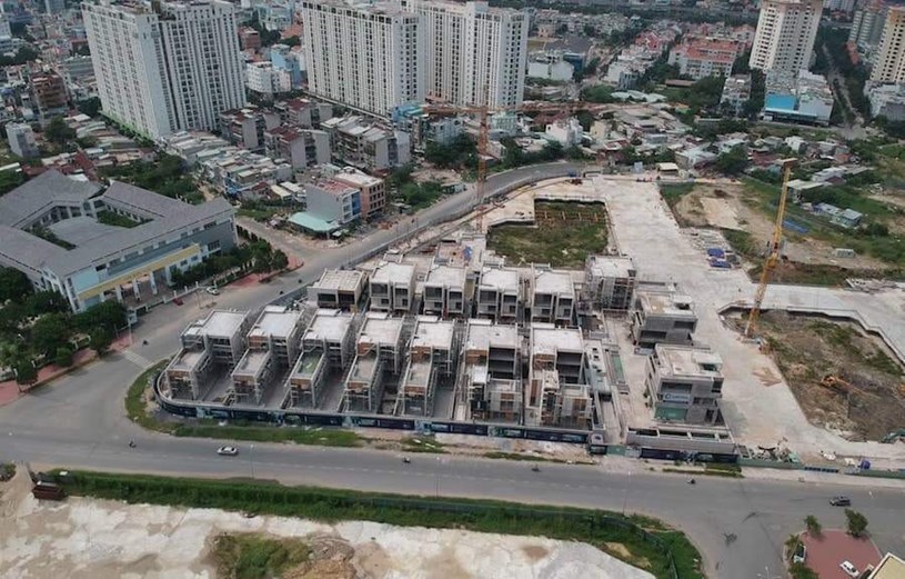 Ảnh thực tế cho thấy dự &aacute;n c&oacute; tổng 15 căn nh&agrave;, nhiều hơn so với giấy ph&eacute;p 1 căn.