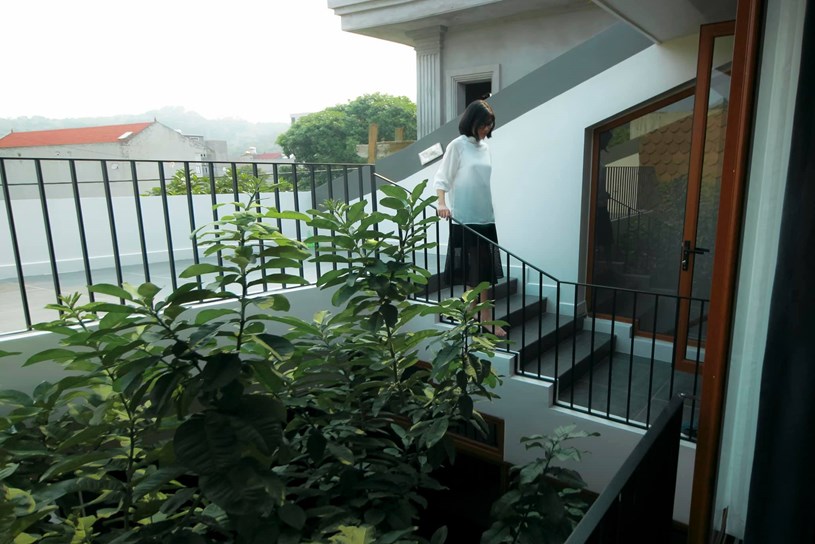 Những bậc thang nhỏ dẫn ra ban c&ocirc;ng nh&igrave;n ra ph&iacute;a n&uacute;i