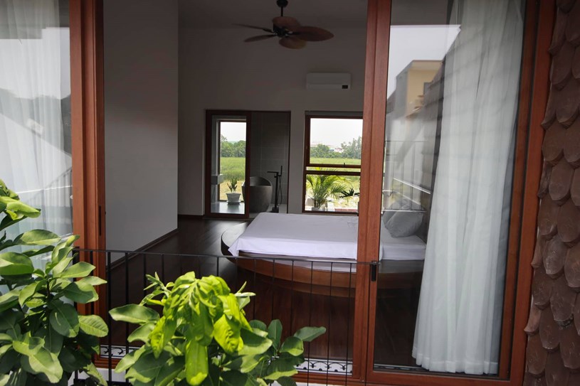 Ph&ograve;ng ngủ th&ocirc;ng tho&aacute;ng, mở cửa ra l&agrave; đ&oacute;n gi&oacute; m&aacute;t