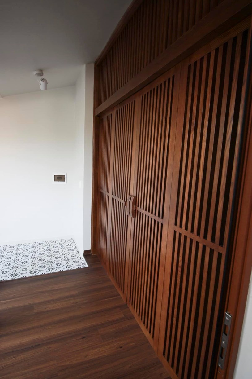 Lối đi v&agrave; hệ cửa ngăn c&aacute;ch ph&ograve;ng thờ