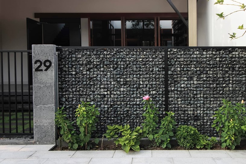 H&agrave;ng r&agrave;o đ&aacute; n&agrave;y mẹ con m&igrave;nh đi mua đ&aacute; v&agrave; thả v&agrave;o