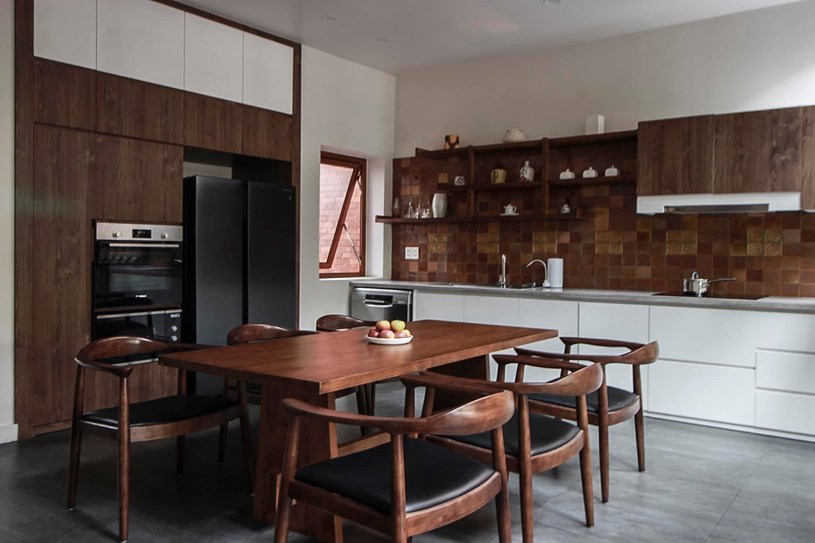 Căn bếp tối giản, dụng cụ bếp được đựng hết trong tủ gi&uacute;p căn bếp l&uacute;c n&agrave;o cũng gọn g&agrave;ng