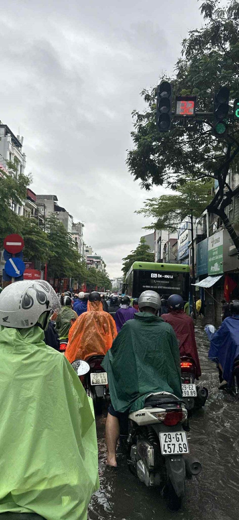 Một ng&#224;y mưa v&#224; quyết định mua nh&#224; thay đổi ho&#224;n to&#224;n  - Ảnh 2