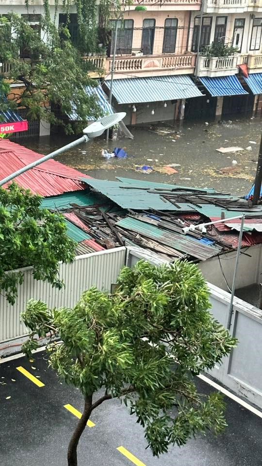 Phố Phan Văn Trường - chợ Nh&agrave; Xanh, Cầu Giấy ngập kh&ocirc;ng dưới 1,3m (đến vai người đi bộ).Ảnh: Fb&nbsp;Daubac Chinh