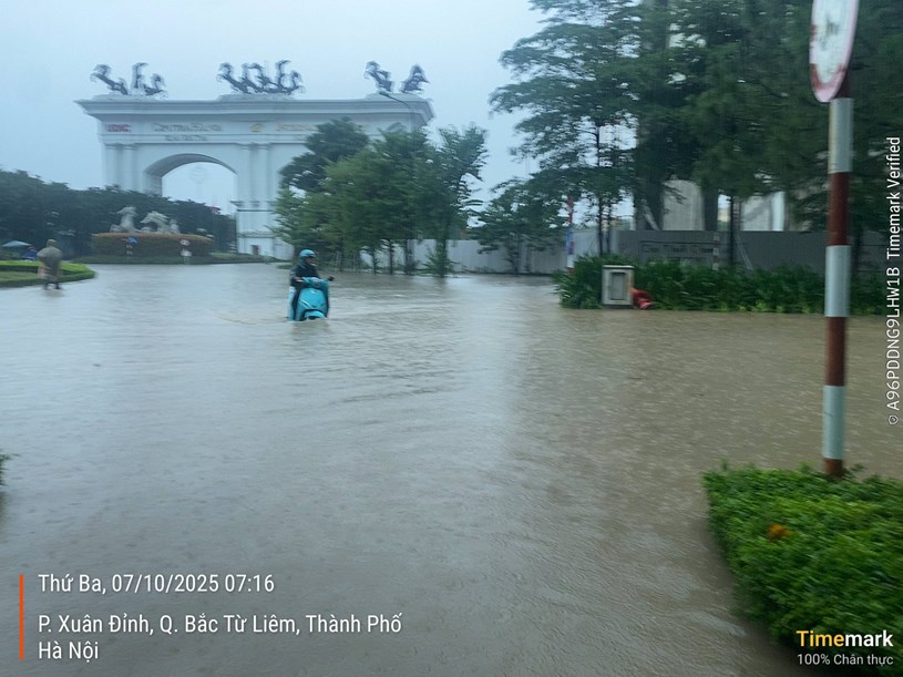 Ciputra &ndash; khu đ&ocirc; thị vốn được đ&aacute;nh gi&aacute; l&agrave; &ldquo;chuẩn quốc tế&rdquo; cũng xuất hiện c&aacute;c điểm ngập cục bộ, xe cộ di chuyển kh&oacute; khăn. Ảnh: Fb Trần Hải Yến