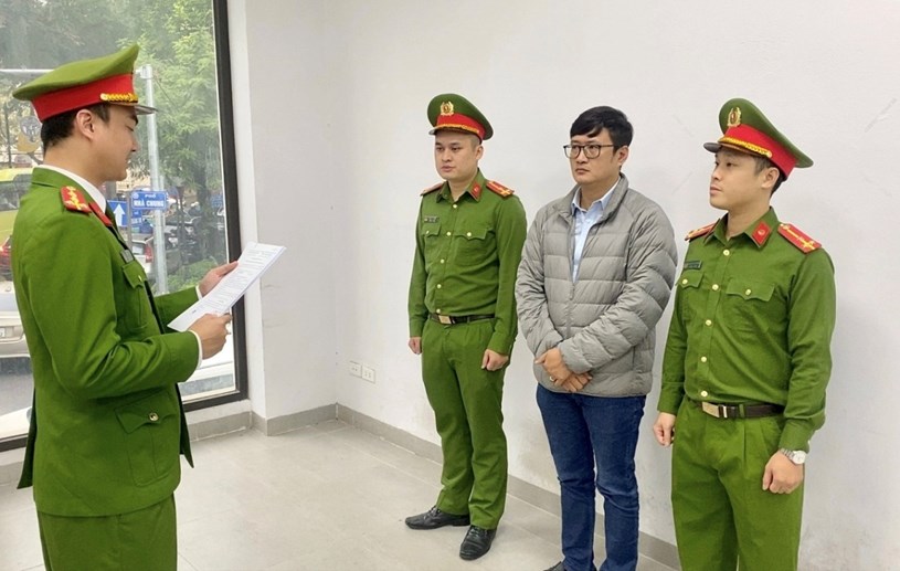 C&ocirc;ng an đọc lệnh khởi tố trưởng ban quản trị Lương Hồng Huy&ecirc;n. Ảnh: C&ocirc;ng an cung cấp&nbsp;