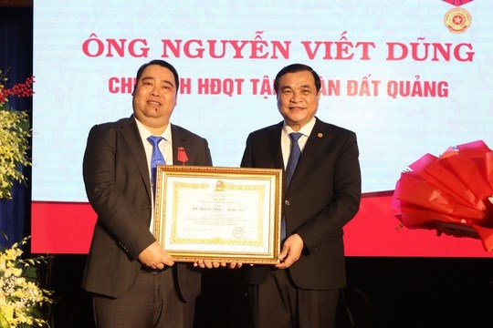 Chủ tịch Tập đo&agrave;n Đất Quảng (b&ecirc;n tr&aacute;i) đ&oacute;n nhận Hu&acirc;n chương Lao động hạng Ba. (Ảnh: DatQuang Group)