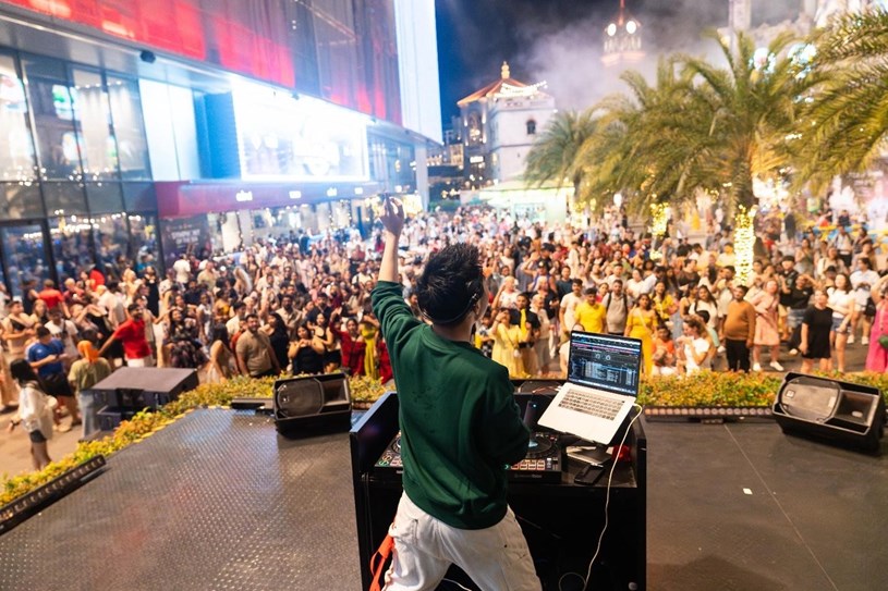 Về đ&ecirc;m, bầu kh&ocirc;ng kh&iacute; tại Nam đảo c&agrave;ng trở n&ecirc;n s&ocirc;i động. Ảnh: &Aacute;nh Dương.