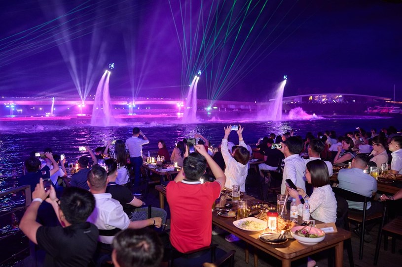 Show diễn Symphony of the Sea &ndash; một trong nhiều điểm nhấn trong chuỗi h&agrave;nh tr&igrave;nh trải nghiệm Ph&uacute; Quốc của c&aacute;c đối t&aacute;c Sun Property. Ảnh: &Aacute;nh Dương.