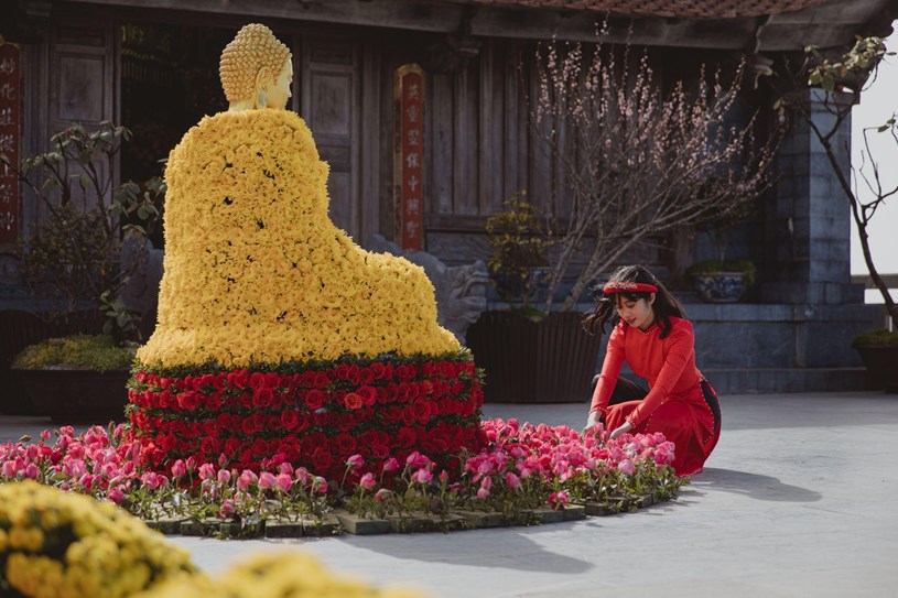 Tượng Phật kết bằng hoa tươi ở Sun World Fansipan Legend Tết năm 2021. &nbsp;