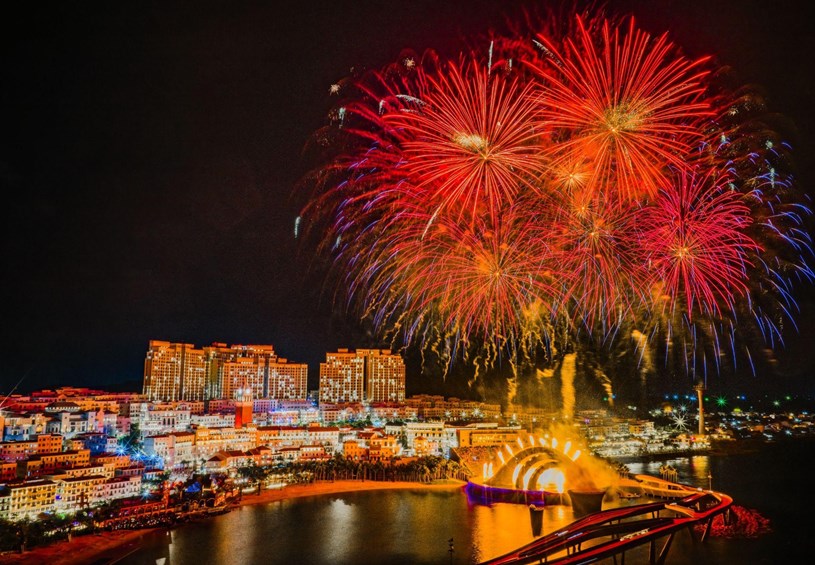 Ph&aacute;o hoa t&ocirc; s&aacute;ng Thị trấn Ho&agrave;ng H&ocirc;n mỗi đ&ecirc;m, lan tỏa sắc xu&acirc;n lễ hội.