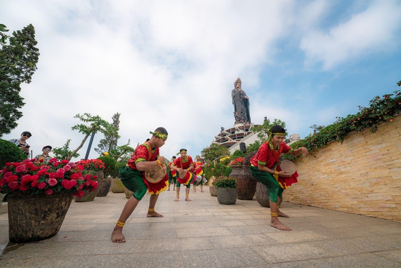 M&uacute;a trống Chhay dăm trong Hội xu&acirc;n n&uacute;i B&agrave;. Ảnh: Sun World Ba Den Mountain &nbsp;