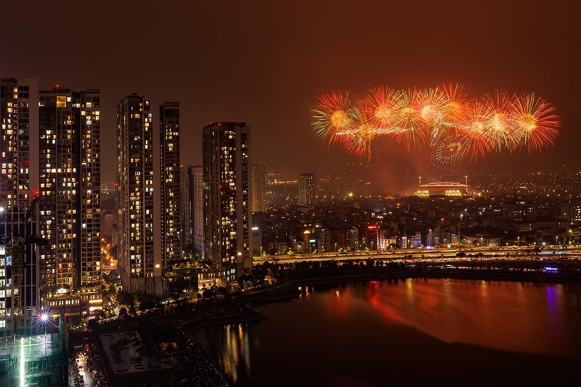 Với tầm bắn cao, người d&acirc;n Thủ đ&ocirc; c&oacute; thể thưởng thức ph&aacute;o hoa ở nhiều vị tr&iacute;. Ảnh: &Aacute;nh Dương.