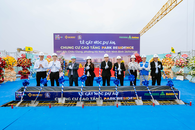 Lễ cất n&oacute;c t&ograve;a P4 - T&ograve;a căn hộ Park Residence đầu ti&ecirc;n thuộc Sun Urban City. (Ảnh: &Aacute;nh Dương)
