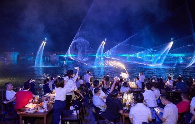 Về đ&ecirc;m bầu kh&ocirc;ng kh&iacute; tại Thị trấn Ho&agrave;ng H&ocirc;n c&agrave;ng trở n&ecirc;n s&ocirc;i động. Ảnh: &Aacute;nh Dương.