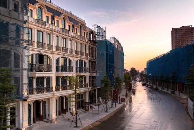 D&ugrave; kh&ocirc;ng thuộc ph&acirc;n kh&uacute;c dinh thự giới hạn, dự &aacute;n nh&agrave; phố n&agrave;y vẫn cho thấy mức độ đầu tư đ&aacute;ng kể v&agrave;o vật liệu v&agrave; c&ocirc;ng năng, từ đ&aacute; l&aacute;t vỉa h&egrave; chuẩn ch&acirc;u &Acirc;u chống trượt, chống m&ograve;n, đến c&aacute;c chi tiết ph&agrave;o chỉ, lan can, nội thất b&agrave;n giao&hellip;được tuyển chọn kỹ lưỡng nhằm đảm bảo độ bền v&agrave; t&iacute;nh thẩm mỹ trong d&agrave;i hạn. Dự &aacute;n dự kiến b&agrave;n giao từ Q2/2026.