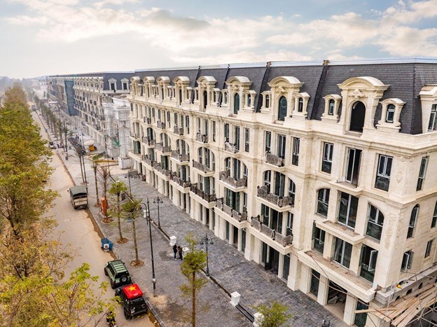 Tại KĐT Ciputra, Noble Palace Tay Ho đang bước v&agrave;o giai đoạn ho&agrave;n thiện cuối c&ugrave;ng với quy m&ocirc; khoảng 500 dinh thự v&agrave; shop villa theo ti&ecirc;u chuẩn 5 sao. Điểm nhấn đ&aacute;ng ch&uacute; &yacute; của dự &aacute;n l&agrave; hệ thống giao th&ocirc;ng ngầm độc đ&aacute;o kết nối trực tiếp c&ugrave;ng hầm đa năng ri&ecirc;ng tư tại c&aacute;c dinh thự.