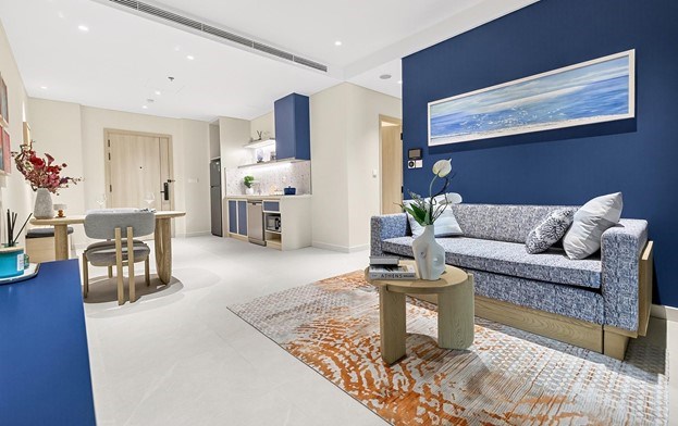 Ph&ograve;ng kh&aacute;ch căn hộ mẫu 1 PN The Sunset. Ảnh: &Aacute;nh Dương.