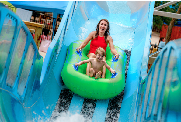 Những đường trượt đỉnh cao đến từ c&aacute;c đối t&aacute;c t&ecirc;n tuổi to&agrave;n cầu, trong đ&oacute; c&oacute; White Water West.