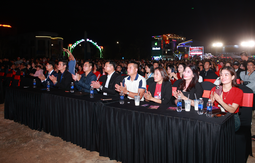 Niềm vui, sự h&aacute;o hức hiện r&otilde; tr&ecirc;n gương mặt người tham dự. Nhiều người d&acirc;n chia sẻ sự bất ngờ v&agrave; phấn khởi khi lần đầu ti&ecirc;n được trải nghiệm một kh&ocirc;ng gian lễ hội xu&acirc;n s&ocirc;i động, hiện đại ngay tại qu&ecirc; hương, thay v&igrave; phải di chuyển l&ecirc;n c&aacute;c đ&ocirc; thị lớn.