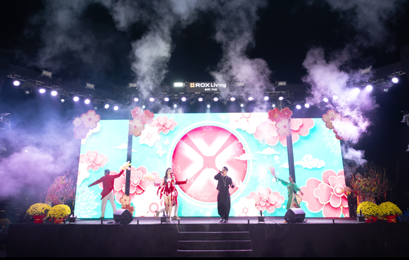 S&acirc;n khấu rực s&aacute;ng, &acirc;m nhạc s&ocirc;i động c&ugrave;ng sự cổ vũ cuồng nhiệt từ kh&aacute;n giả đ&atilde; tạo n&ecirc;n bầu kh&ocirc;ng kh&iacute; gắn kết hiếm c&oacute;, biến ROX Living Đức Thọ th&agrave;nh một &ldquo;điểm hẹn cảm x&uacute;c&rdquo; đ&uacute;ng nghĩa trong đ&ecirc;m xu&acirc;n.