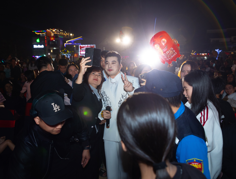 Kh&aacute;n giả th&iacute;ch th&uacute; giao lưu c&ugrave;ng ca sĩ.