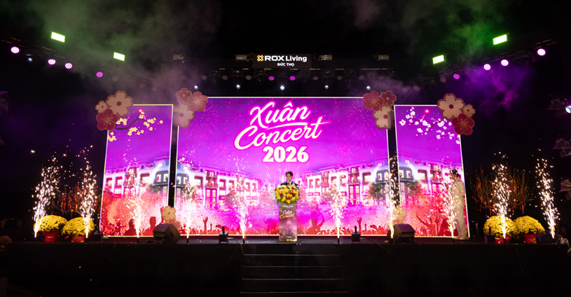 &Ocirc;ng B&ugrave;i Th&agrave;nh Giang &ndash; Ph&oacute; Tổng Gi&aacute;m đốc ROX Living ph&aacute;t biểu tại sự kiện &ldquo;Xu&acirc;n Concert&rdquo;, nhấn mạnh cam kết đồng h&agrave;nh c&ugrave;ng địa phương, khai mở một h&agrave;nh tr&igrave;nh ph&aacute;t triển mới, h&agrave;nh tr&igrave;nh đưa ROX Living Đức Thọ trở th&agrave;nh t&acirc;m điểm s&ocirc;i động của c&aacute;c hoạt động lễ hội, văn h&oacute;a v&agrave; kết nối cộng đồng trong những năm tới.