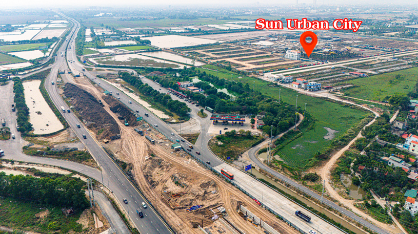 Nằm ngay cạnh n&uacute;t giao Ph&uacute; Thứ l&agrave; đại c&ocirc;ng trường dự &aacute;n Sun Urban City của Tập đo&agrave;n Sun Group, tổng vốn đầu tư 35.000 tỷ đồng. &nbsp;