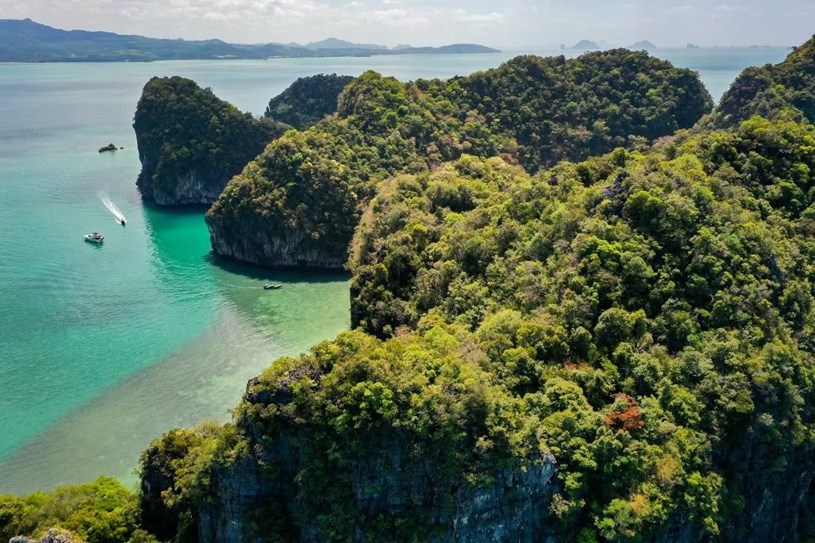 Vịnh Lan Hạ sở hữu nhiều b&atilde;i c&aacute;t hoang sơ ẩn khuất trong những rặng n&uacute;i đ&aacute; v&ocirc;i. Nguồn ảnh: Shutterstock &nbsp;