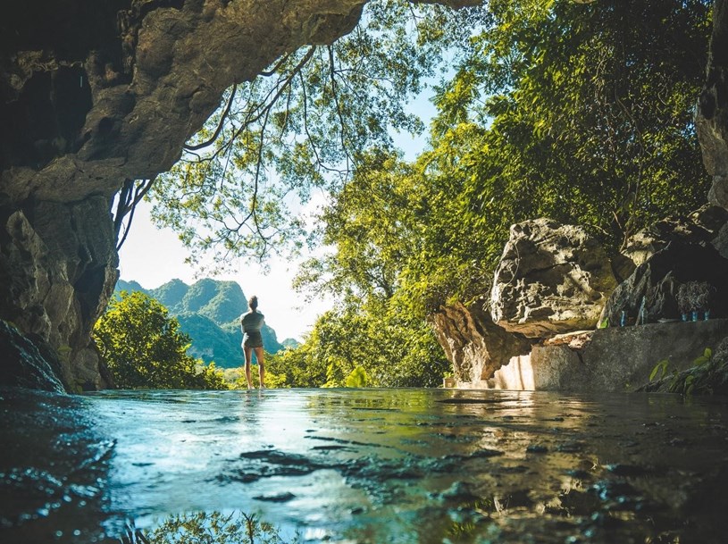 Đảo C&aacute;t B&agrave; cần ho&agrave;n thiện th&ecirc;m dịch vụ du lịch cao cấp để thực sự bứt ph&aacute; xứng danh &ldquo;h&ograve;n ngọc&rdquo; của du lịch Việt
&nbsp;
Vẻ tr&aacute;c tuyệt v&agrave; b&iacute; mật từ thi&ecirc;n nhi&ecirc;n kh&ocirc;ng nơi n&agrave;o c&oacute; được cũng l&agrave; những thứ m&agrave; C&aacute;t B&agrave; đang sở hữu. Thậm ch&iacute;, nằm ở ph&iacute;a đ&ocirc;ng của đảo C&aacute;t B&agrave;, liền kề vịnh Hạ Long,&nbsp;vịnh Lan Hạ&nbsp;c&ograve;n được xem l&agrave; một thi&ecirc;n đường ngủ qu&ecirc;n. Một vịnh biển &ecirc;m ả h&igrave;nh v&ograve;ng cung với nhiều h&ograve;n đảo lớn nhỏ mang v&ocirc; v&agrave;n d&aacute;ng vẻ kỳ th&uacute;, tạo n&ecirc;n một bức tranh non nước hữu t&igrave;nh. Vịnh c&oacute; tới hơn 100 b&atilde;i c&aacute;t v&agrave;ng hoang sơ gọi mời du kh&aacute;ch kh&aacute;m ph&aacute;. Nhiều b&atilde;i c&aacute;t trải d&agrave;i giữa hai n&uacute;i đ&aacute;, y&ecirc;n tĩnh, kh&ocirc;ng c&oacute; s&oacute;ng lớn, thực sự l&agrave; những b&atilde;i tắm l&yacute; tưởng để du kh&aacute;ch trải nghiệm.