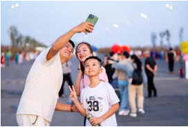 Nụ cười rạng rỡ của c&aacute;c gia đ&igrave;nh giữa kh&ocirc;ng gian xu&acirc;n rộn r&agrave;ng tại Cần Giờ