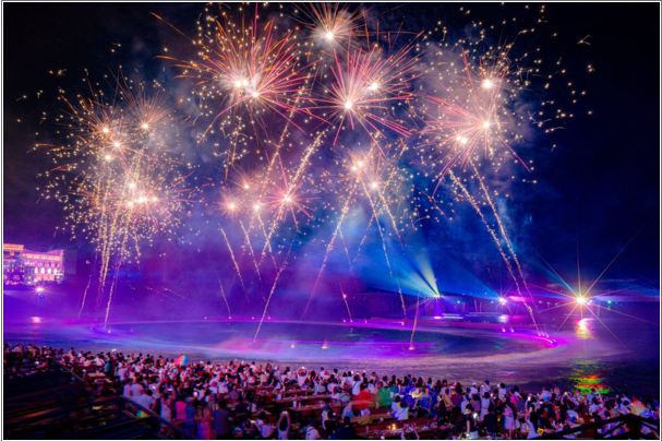 Nh&agrave; h&agrave;ng Sun Bavaria GastroPub tấp nập du kh&aacute;ch chi&ecirc;m ngưỡng m&agrave;n ph&aacute;o hoa rực s&aacute;ng bầu trời mỗi đ&ecirc;m