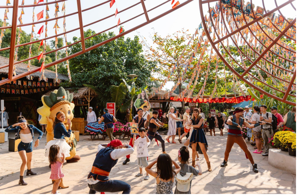 Kh&ocirc;ng kh&iacute; Tết rộn r&agrave;ng mọi cung đường tại Sun World Hon Thom