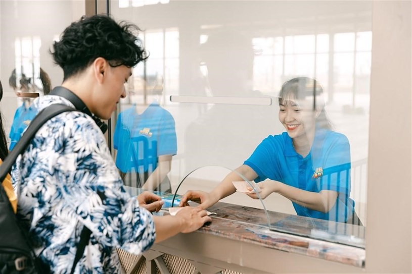 Du khách di chuyển qua tuyến cáp treo Cát Hải – Phù Long ngày càng đông vì nhanh, an toàn và thuận tiện.  