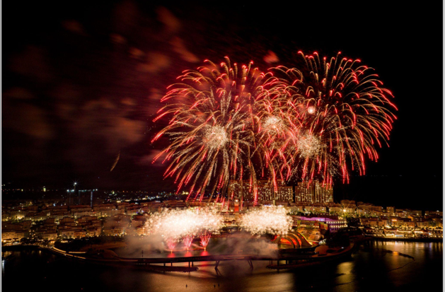 Vốn chỉ được d&agrave;nh cho những dịp đặc biệt, Ph&uacute; Quốc đ&atilde; biến ph&aacute;o hoa trở th&agrave;nh nhịp điệu quen thuộc v&agrave; &ldquo;chữ k&yacute; thị gi&aacute;c&rdquo; của nơi đ&acirc;y khi m&agrave;n đ&ecirc;m bu&ocirc;ng xuống