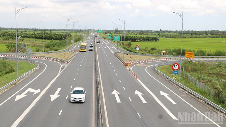 Đường cao tốc Mỹ Thuận - Cần Thơ đoạn đi qua địa phận tỉnh Vĩnh Long.