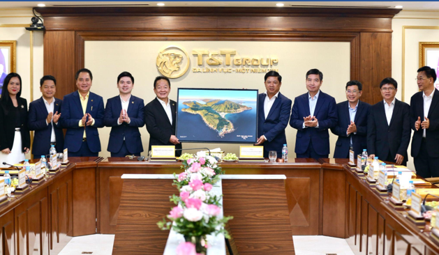 Đại diện l&atilde;nh đạo tỉnh Đắk Lắk trao qu&agrave; lưu niệm tới Ban l&atilde;nh đạo Tập đo&agrave;n T&amp;T Group.