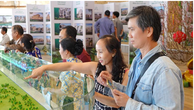 Gia đ&igrave;nh chị Vũ Thị Loan b&agrave;y tỏ sự h&agrave;i l&ograve;ng về quyết định đầu tư tại Vinhomes Green Paradise.