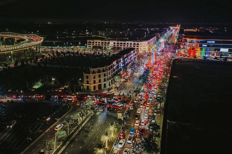 Dòng người kh&ocirc;̉ng l&ocirc;̀ đ&ocirc;̉ v&ecirc;̀ th&agrave;nh phố đảo Hoàng Gia dịp T&ecirc;́t Bính Ngọ 2026