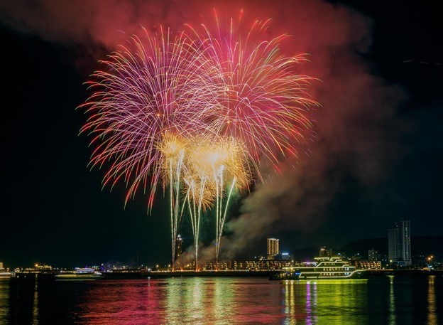 &ldquo;Bữa tiệc&rdquo; ph&aacute;o hoa diễn ra h&agrave;ng tuần thu h&uacute;t du kh&aacute;ch đổ về Quảng trường Sun Carnival, B&atilde;i Ch&aacute;y. Ảnh: &Aacute;nh Dương.