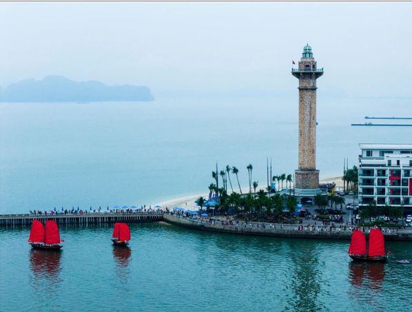 Check in với thuyền buồm đỏ 3 v&aacute;ch l&agrave; tr&agrave;o lưu mới của du kh&aacute;ch khi đến B&atilde;i Ch&aacute;y. Ảnh: &Aacute;nh Dương.