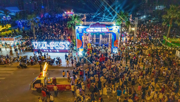 Sự s&ocirc;i động h&agrave;ng đ&ecirc;m tại chợ đ&ecirc;m VUI-Fest. Ảnh: &Aacute;nh Dương.