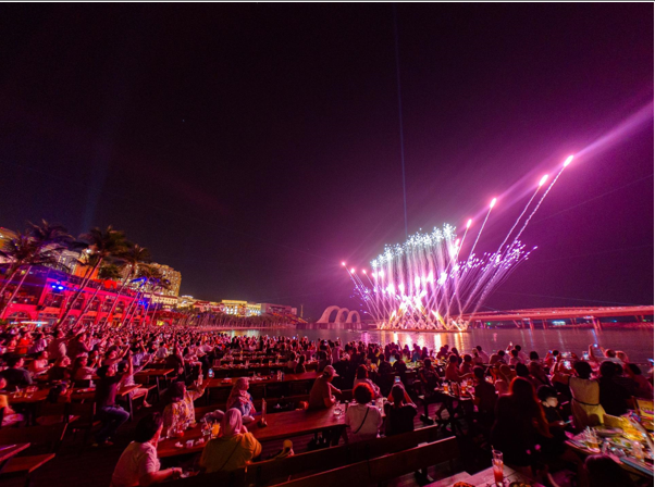 Thị trấn Ho&agrave;ng h&ocirc;n - &ldquo;thỏi nam ch&acirc;m&rdquo; h&uacute;t kh&aacute;ch du lịch quốc tế đến với đảo Ngọc. Ảnh: &Aacute;nh Dương.